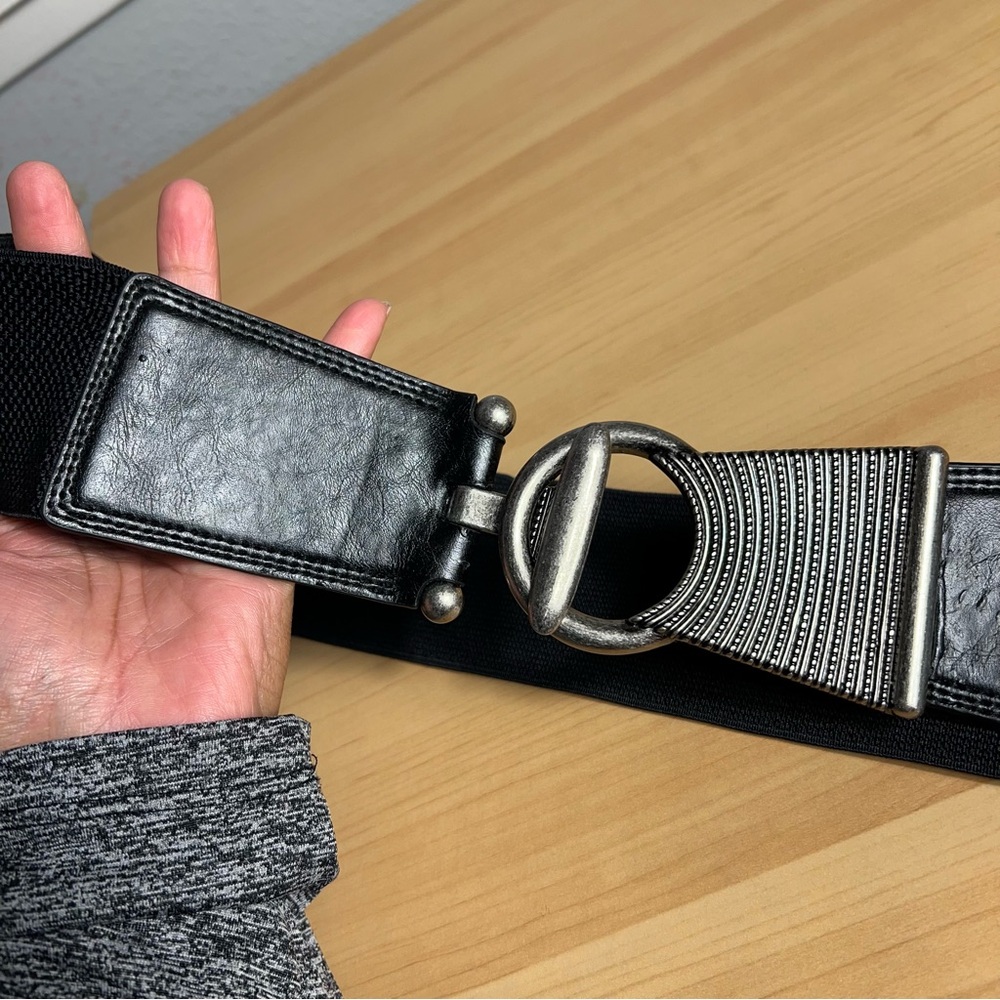 Black and Silver‎ Metal Hardware Women’s Belt - Picture 2 of 7